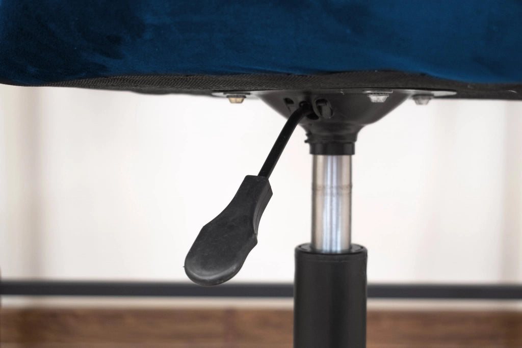 Sedia girevole in velluto Valora NOTO blu navy, design ergonomico