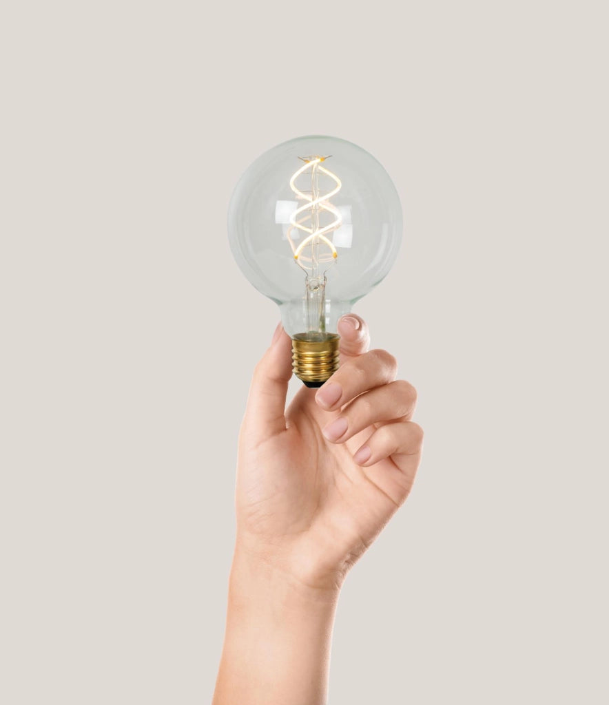 Lampadina LED filamento sfera E27 5W 2700K Lucide