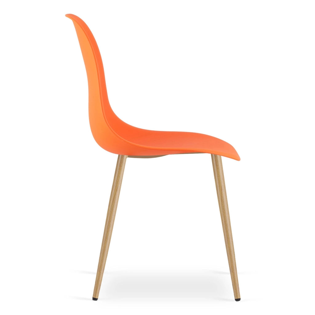 Sedia WAT arancione con gambe effetto legno naturale