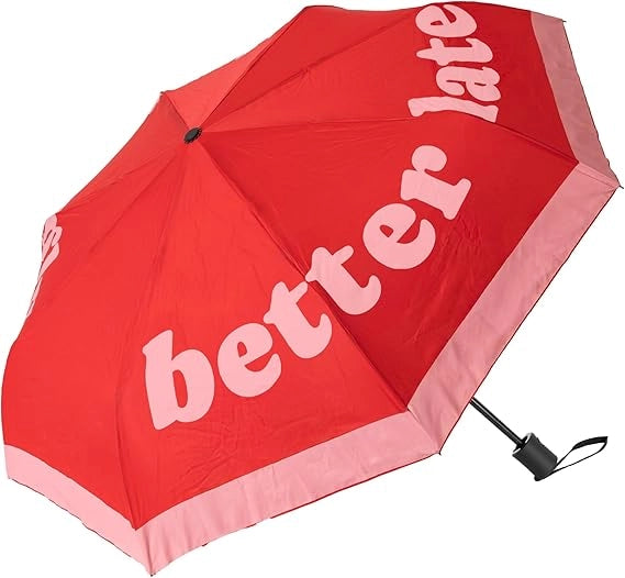 Ombrello con scritta "Better late than ugly"