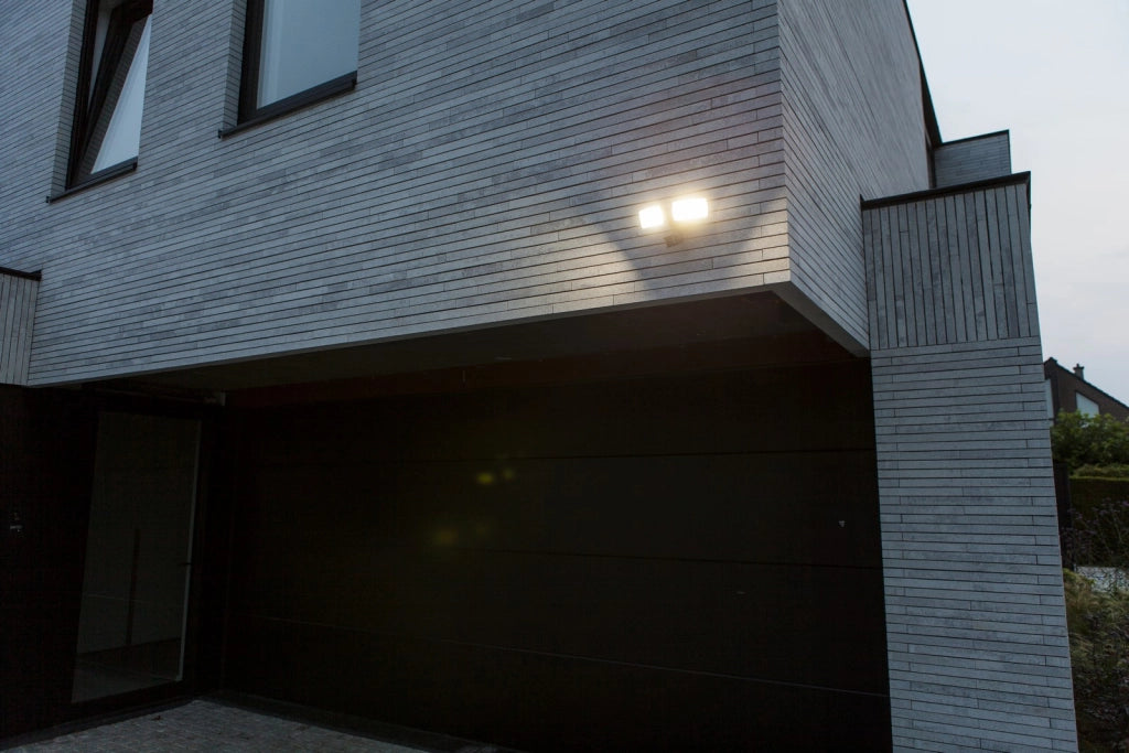 Faretto LED da esterno 2 teste nero PIR IP54 Lutec