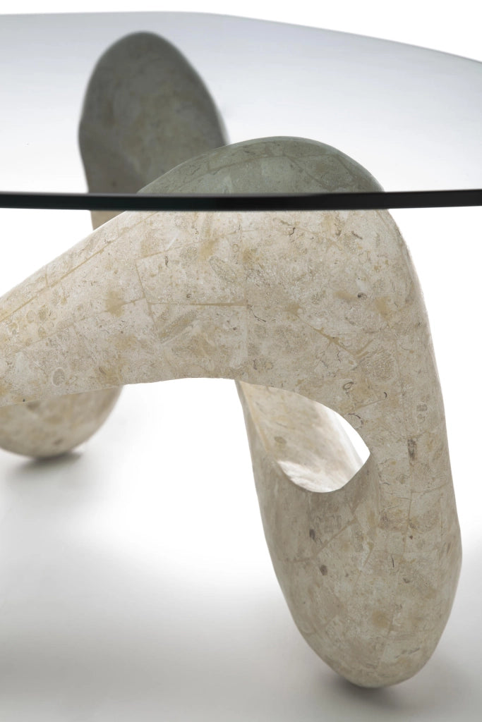 Tavolino Tetris con base in pietra fossile White Agata e piano in vetro temperato - Design moderno con struttura in compensato