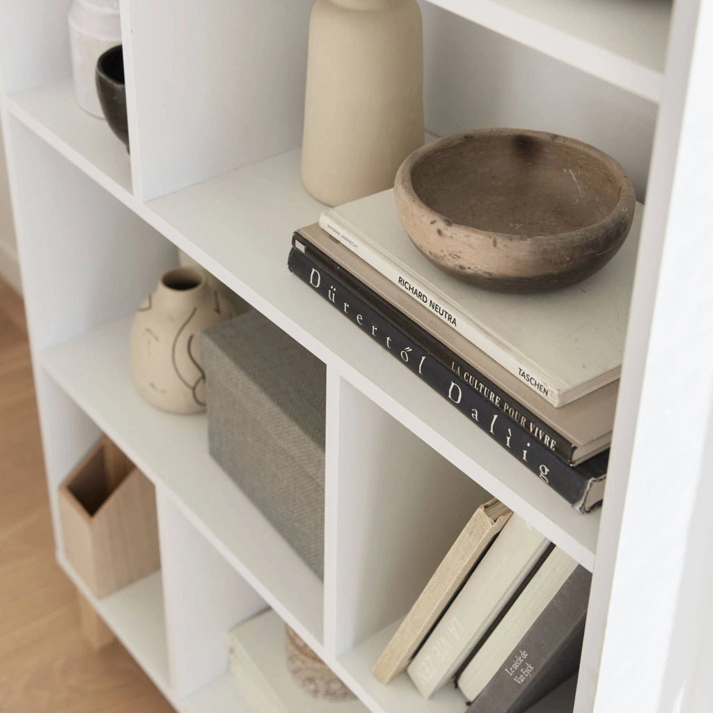 Libreria effetto legno con gambe in legno e 4 ripiani, bianco