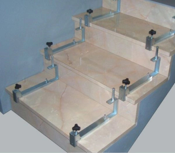 Montagradini per scale regolabile 270-450 mm in acciaio zincato