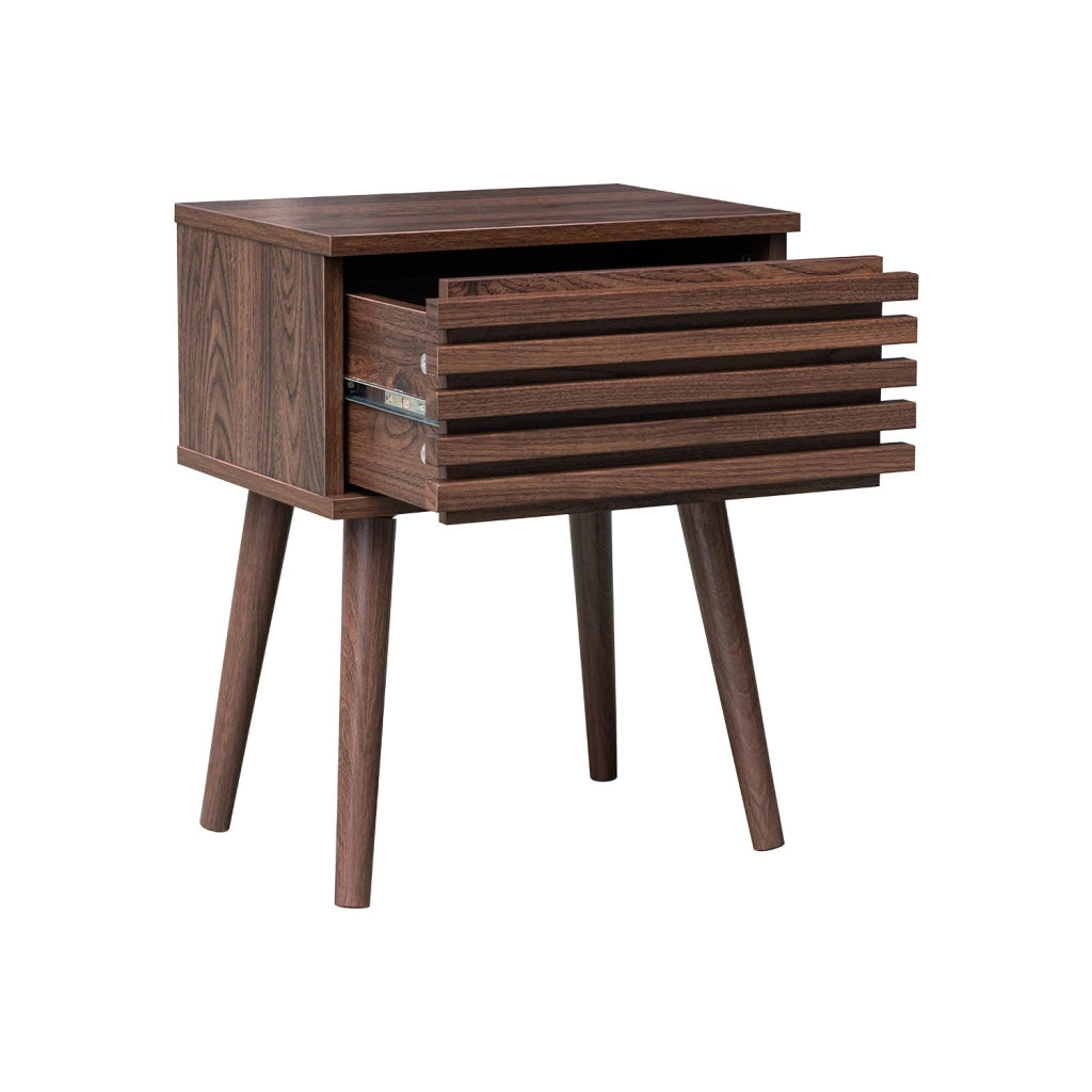 Comodino scandinavo con decori in legno scanalato, marrone