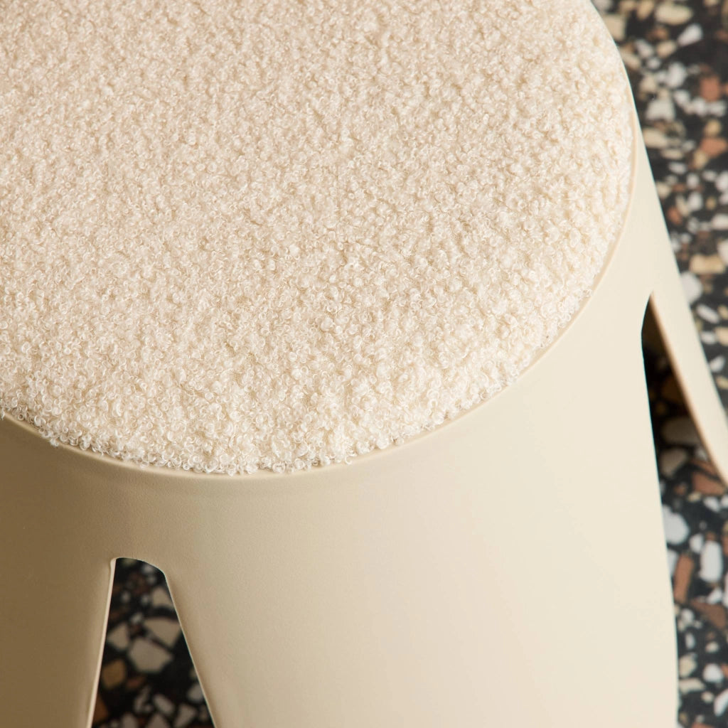 Set 2 sgabelli impilabili per bambini in bouclé testurizzato, beige