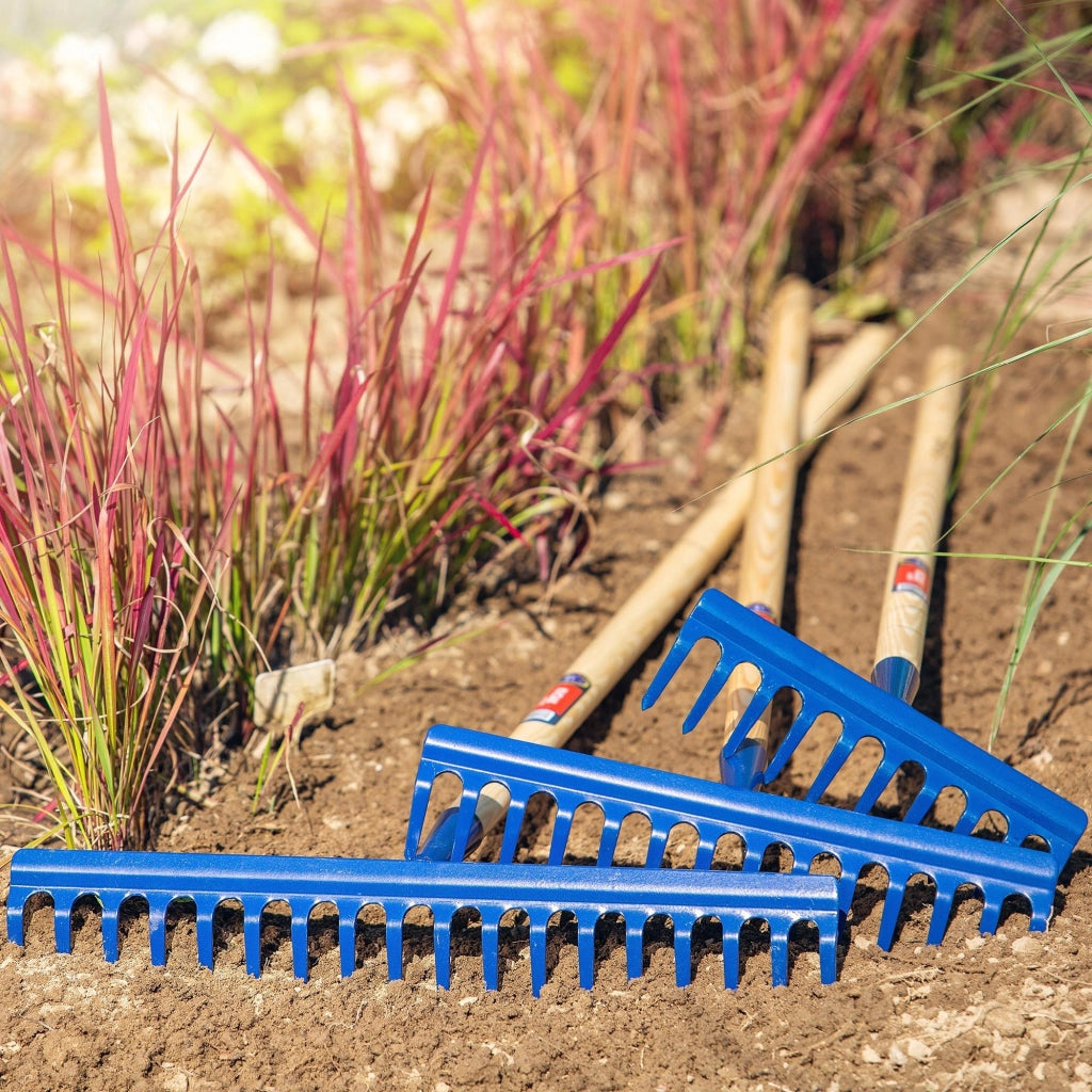 Rastrello da giardino KADAX con manico in legno, lunghezza 150 cm, denti in acciaio temprato, 16 denti.