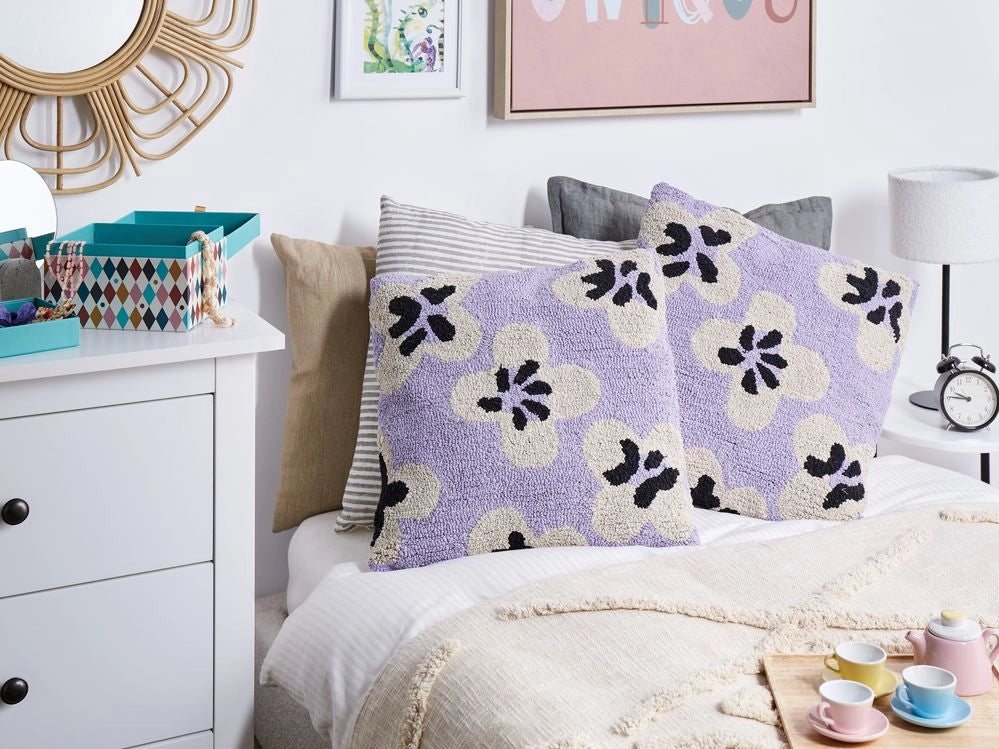 Set di 2 cuscini in cotone viola 45 x 45 cm decorativi con motivo floreale