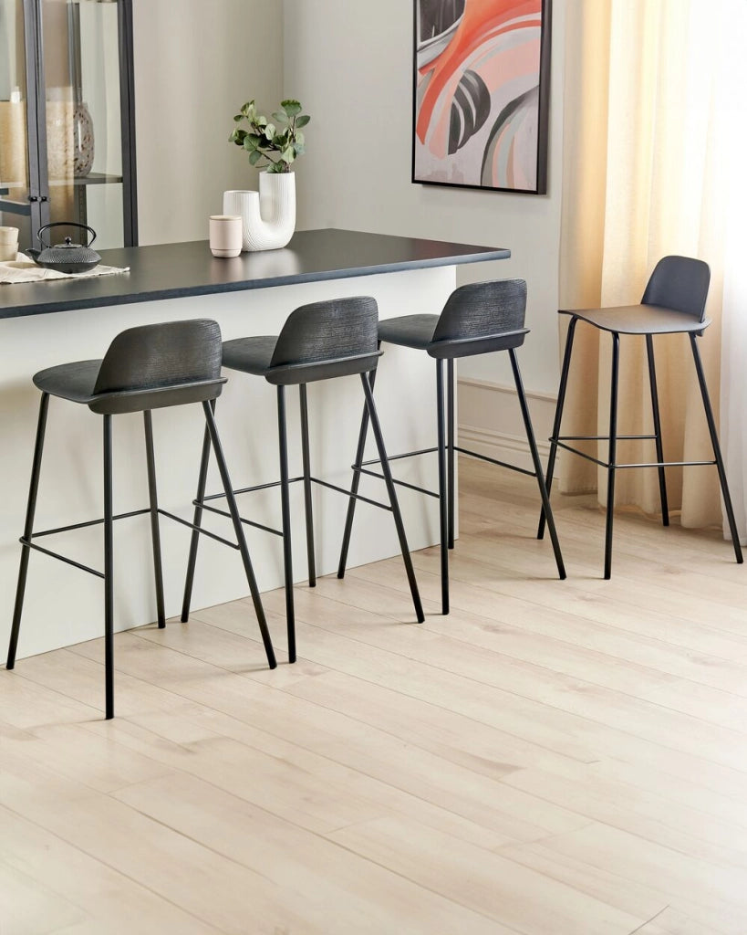 Set di 4 sgabelli da bar moderni in plastica nera sintetica e gambe in metallo stile moderno contemporaneo