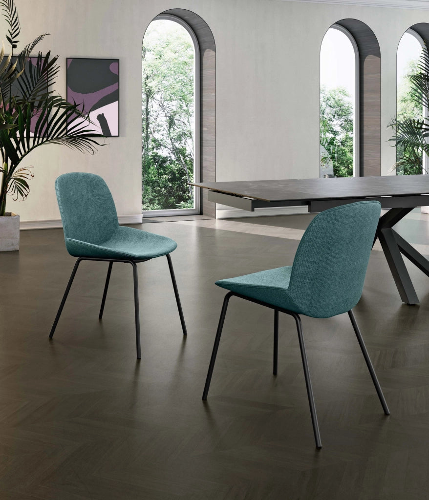 Sedia da pranzo Eva con seduta rivestita in tessuto acquamarina e struttura in polipropilene - Base in metallo nero - Dimensioni 46x57x80 cm