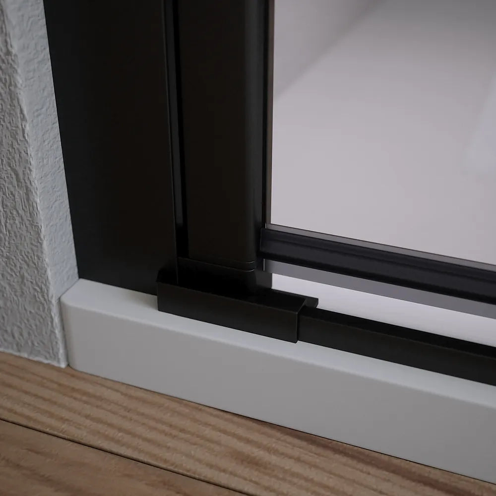 Box doccia 70x80cm con apertura a battente e parete fissa, profili nero opaco e vetro da 6mm trasparente h195 | Elba