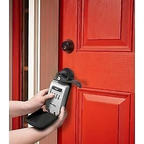 Master Lock 5420EURD Cassetta di Sicurezza con Combinazione a 4 Cifre Grillo Regolabile per Porte Recinzioni e Cancelli colore Nero