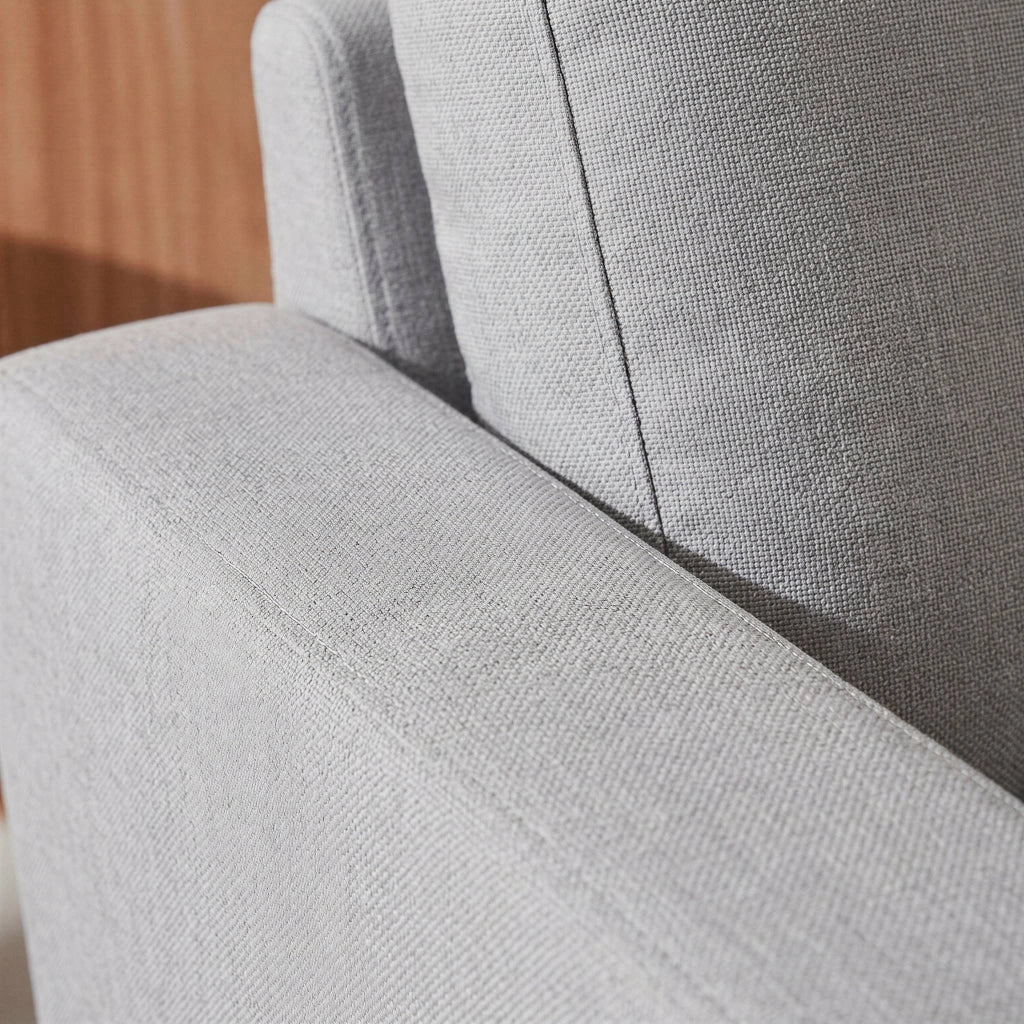 Poltrona scandinava in legno e tessuto, grigio chiaro