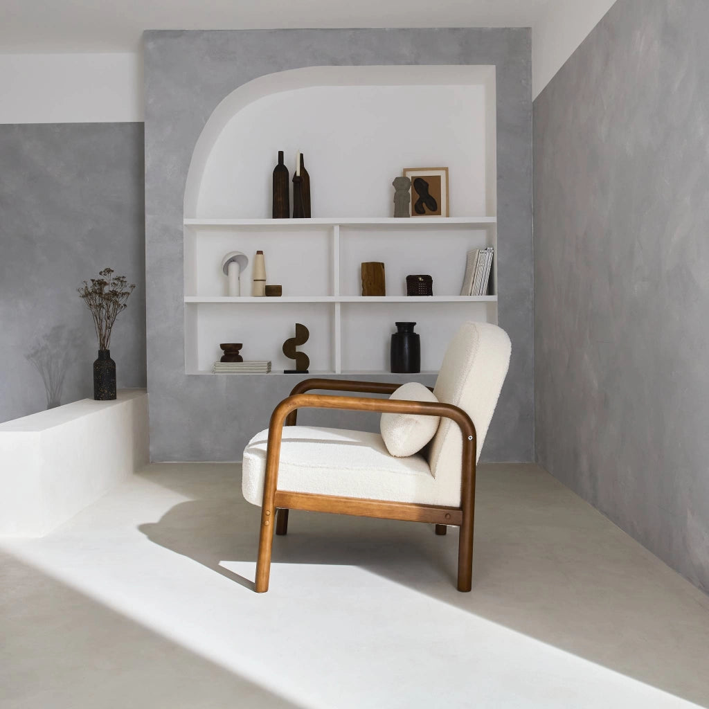 Poltrona scandinava in legno di hevea tinto noce, crema
