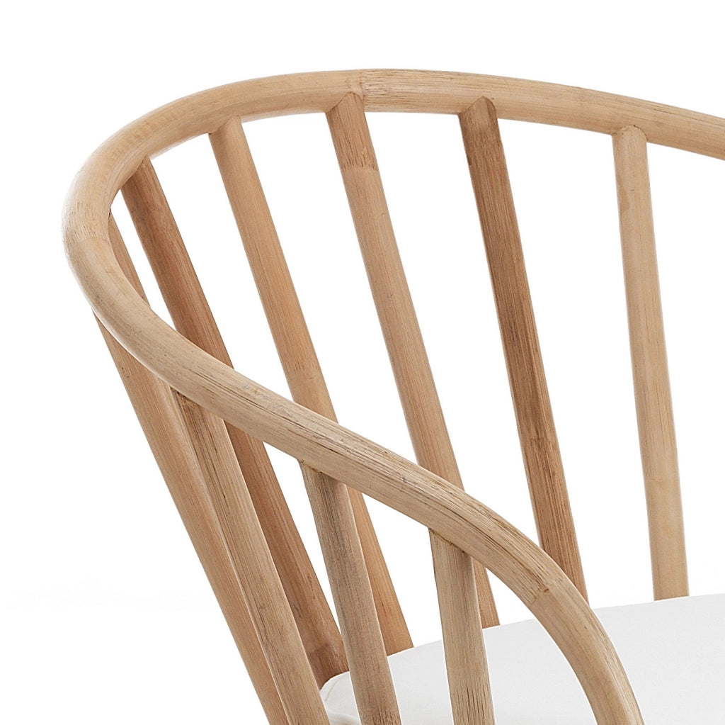 Poltroncina in rattan beige con cuscino