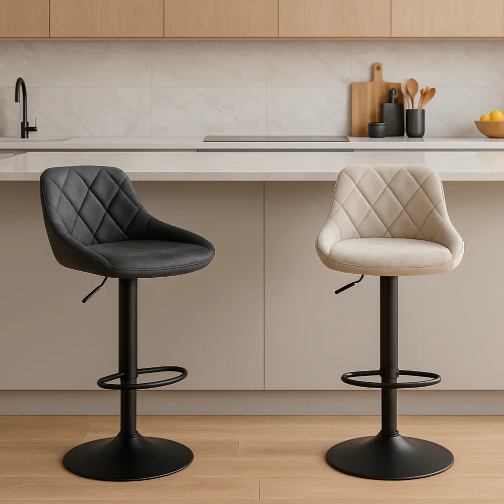 Set di 2 sgabelli da bar e cucina regolabili in altezza in microfibra beige Luca con struttura in metallo e poggiapiedi | Duzzle