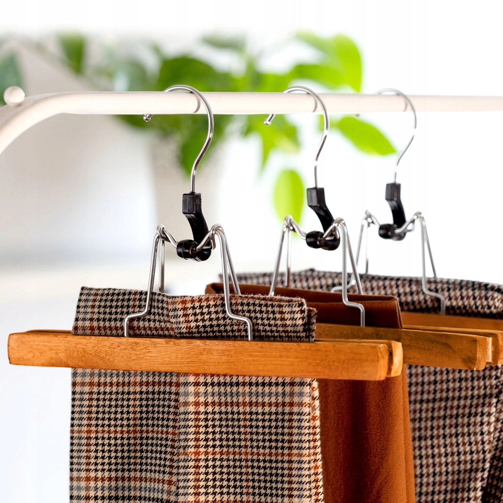 Gruccia doppia in legno KADAX per pantaloni, ideale per armadi a soppalco, robusta e resistente.